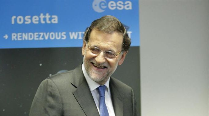 El presidente Mariano Rajoy, el pasado jueves, durante su visita a las instalaciones de la Agencia Espacial Europea. / Zipi (Efe)