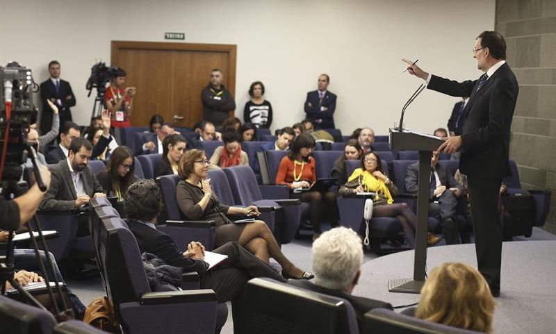 Mariano Rajoy, esta mañana, durante la rueda de prensa convocada en Moncloa para valorar el 9N y sus consecuencias. / Paco Campos (Efe)