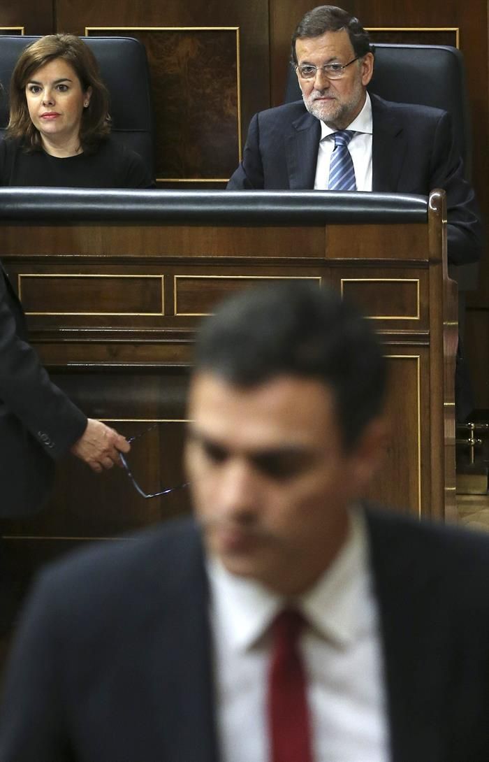 Pedro Sánchez, en primer plano, abandona la tribuna del Congreso ante la mirada de Mariano Rajoy y Soraya Sáenz de Santamaría, ayer, durante el debate sobre la corrupción. / Ballesteros (Efe)