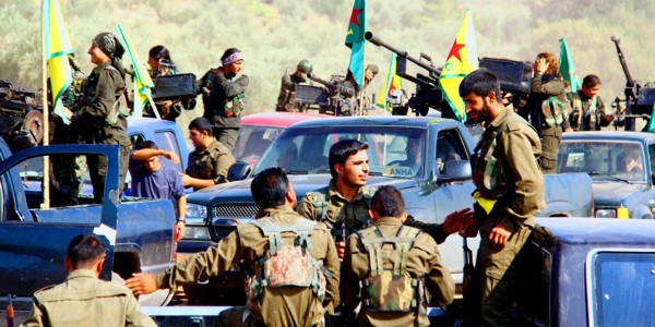 Combatientes de las YPG, hombres y mujeres, preparandose para realizar una operación. / Hawar News