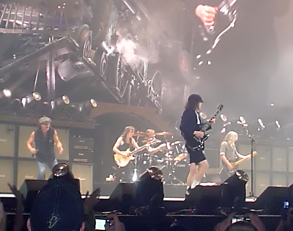 De izquierda derecha, Brian Johnson, Malcolm Young, Phil Rudd, Angus Young and Cliff Williams, durante una actuación en Tacoma en Agosto de 2009. / Wikipedia