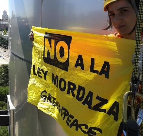 Una activista de Greenpeace protesta contra la Ley Mordaza impulsada por el Gobiero. / greenpeace.org