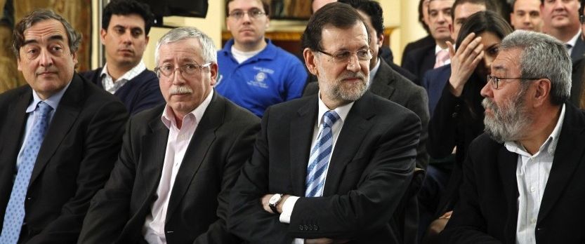 De izquierda a derecha, Juan Rosell, Ignacio Fernández Toxo, Mariano Rajoy y Cándido Méndez, el pasado 29 de julio, durante la firma del Acuerdo por el crecimiento económico y el empleo en La Moncloa. / Efe