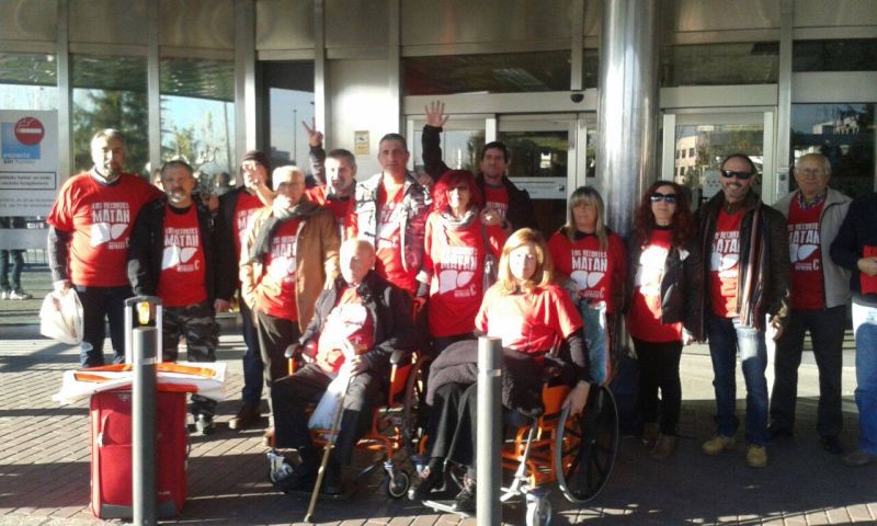 Un grupo de los afectados por la hepatits C que se ha encerrado este martes en el Hospital 12 de Octubre. / Faceboo de la Plataforma de Afectados por la hepatitis C.