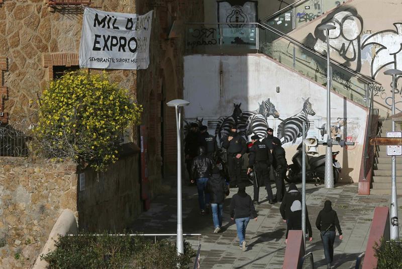 Mossos d'Esquadra ante la "Kasa de la Muntanya", en el barrio de Gracia, uno de los tres centros, junto a los ateneos libertarios del Poble Sec y de Sant Andreu, que fueron registrados ayer en Barcelona. / Toni Albir (Efe)