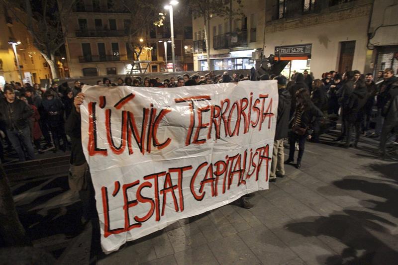 Un momento de la concentración anarquista llevada a cabo ayer en la plaza del Diamant, en el barrio de Gracia de Barcelona, para protestar por las detenciones de once personas. / Toni Garriga (Efe)