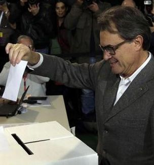 Artur Mas, votando en la consulta celebrada en Cataluña el pasado 9 de noviembre. / Efe