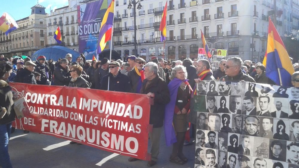 Imagen de la concentración convocada esta mañana en Sol por colectivos republicanos reclamando una constitución para el pueblo. / Sato Díaz