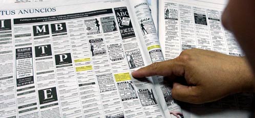 Imagen de una de las páginas que se incluyen en un medio escrito con contactos de prostitutas. / Efe