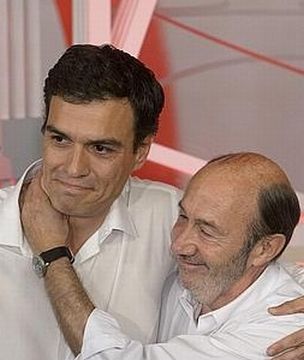 Pedro Sánchez y Alfredo Pérez Rubalcaba tras la elección del primero como nuevo secretario general del PSOE. / Efe