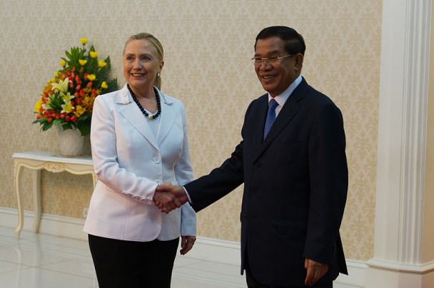 Hun Sen recibe a la entonces secretaria de Estado de EEUU, Hillary Clinton, en Phonm Penh en 2012. (Wikipedia)