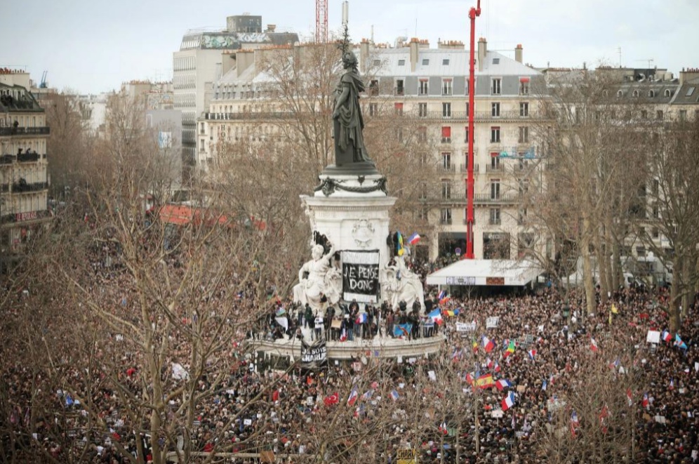 Manifestación_en_París_Plaza_República