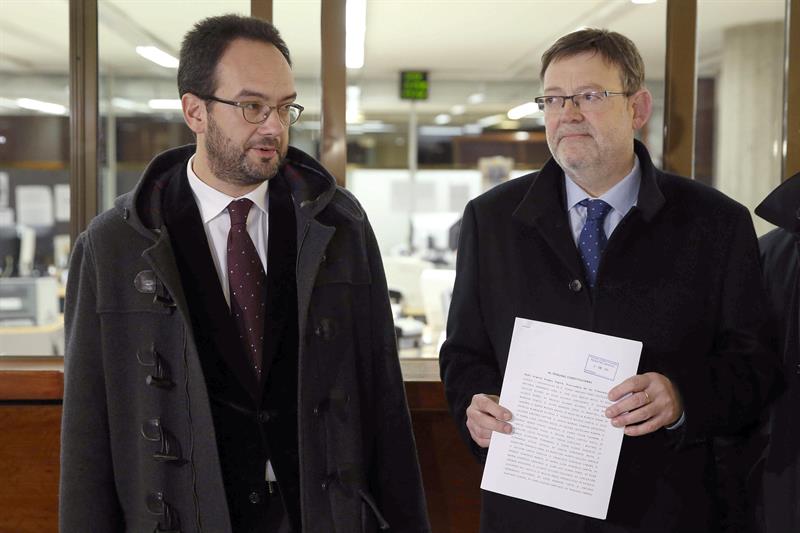 El secretario general del PSPV-PSOE, Ximo Puig, a la derecha, y el portavoz socialista en el Congreso, Antonio Hernando, presentando ayer ante el Tribunal Constitucional el recurso contra el real decreto en el que se establece el cierre temporal del almacenamiento subterráneo de gas Castor y la indemnización a sus promotores. / Paco Campos (Efe)