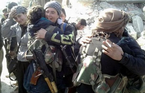 Jóvenes kurdas se abrazan celebrando la victoria. / Mustafá.Ah.9