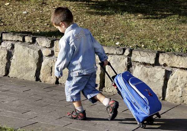 Un niño, en una imagen de archivo, se dirige a su primer día de escuela. / Alfredo Aldai (Efe)