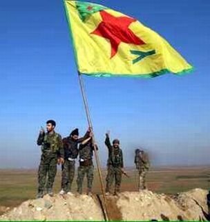 La bandera kurda de las YPG ondeando donde antes estaba la enseña islamista. / Mustaf.Ah.9