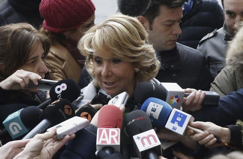 Esperanza Aguirre, el pasado martes, a las puertas del juzgado donde se celebró un acto de conciliación tras una querella interpuesta por Podemos. / J. J. Guillén (Efe)