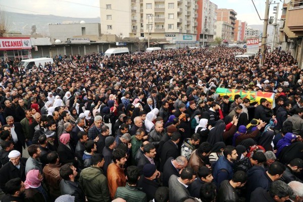 Multitudinario entierro del niño Nihat Kazanhan en Cizre, muerto durante las protestas contra los yihadistas. / Firat News