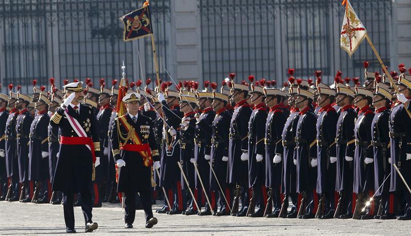 El rey Felipe VI, en su primera celebración de la Pascua Militar, pasando revista a la Guardia Real. / Juanjo Martín (Efe)