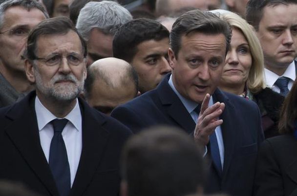 Mariano Rajoy y David Cameron durante la manifesación celebrada el pasado domingo en París. / Ian Langsdon (Efe)