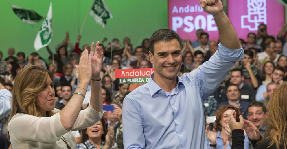 Susana Díez aplaudiendo a Pedro Sánchez durante un acto del PSOE celebrado en Sevilla. / Efe