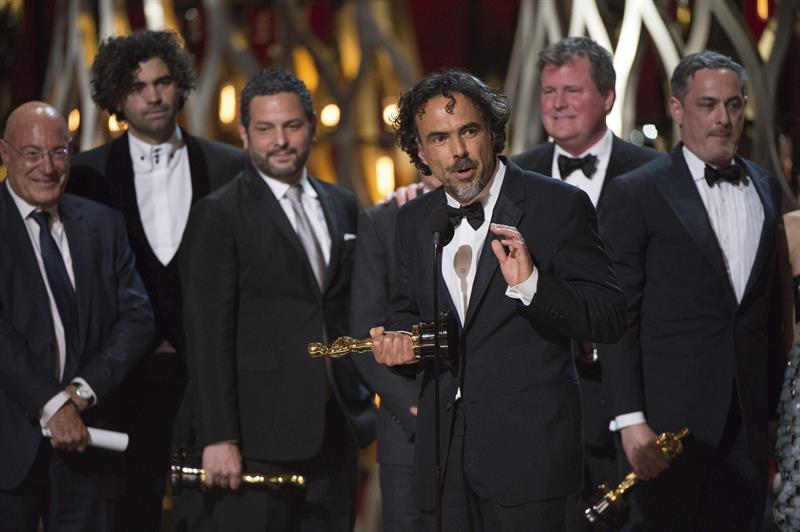 El director mexicano Alejandro González Iñarritu tras recoge el Óscar a la Mejor Película durante la 87 edición de los Óscar celebrada el pasado domingo en el Dolby Theatre, en Hollywood, California, Estados Unidos. / Efe