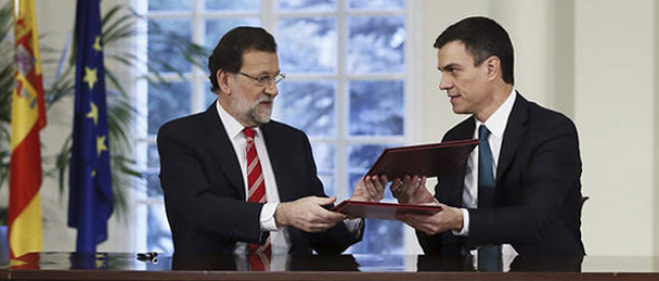 Rajoy y Sánchez, durante la firma del pacto antiterrorista /Efe