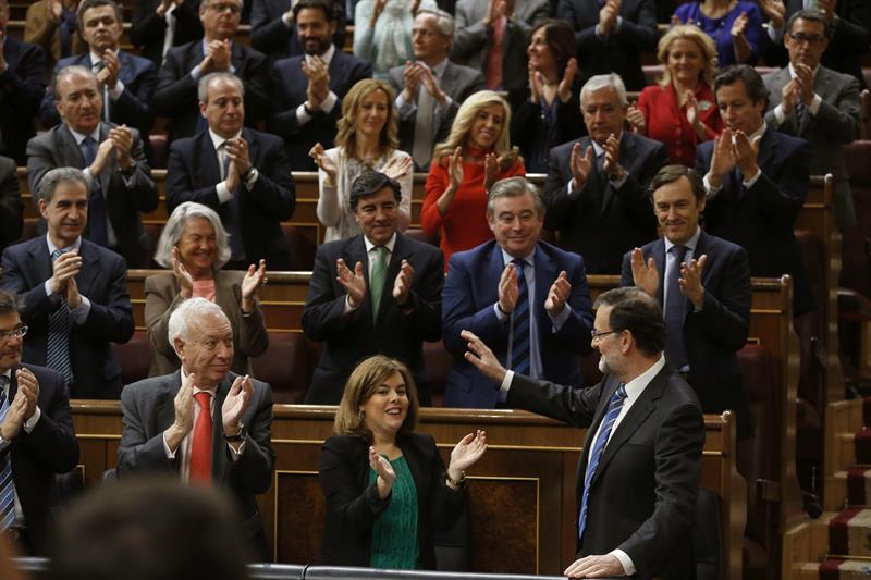 Mariano Rajoy recibe ya en su escaño el aplauso de los diputados del Grupo Popular después de abrir con su intervención el debate del estado de la nación esta mañana. / Javier Lizón (Efe)