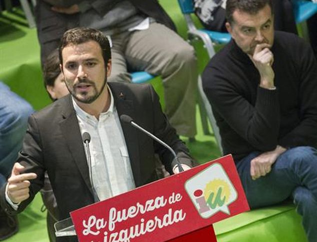 El candidato de IU a la presidencia del Gobierno, Alberto Garzón, durante su participación en el acto celebrado en Sevilla el pasado domingo. / Paco Fuentes (Efe)