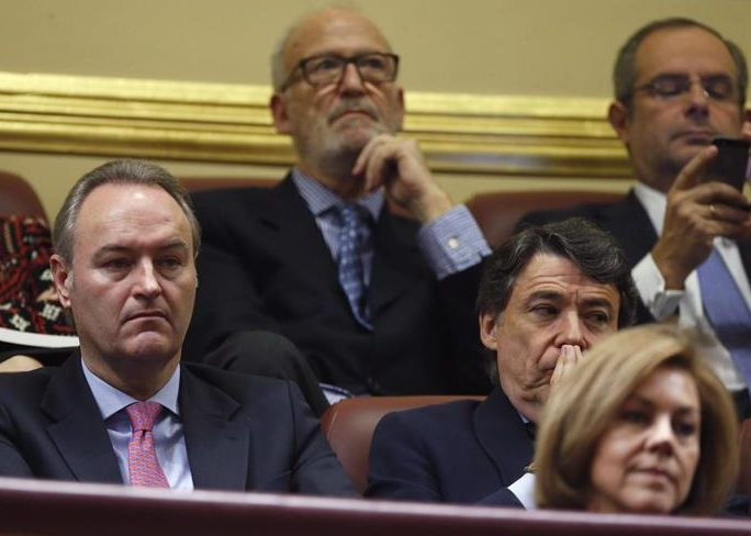 Alberto Fabra, la izquierda, e Ignació Gonzalez, junto a María Dolores de Cospedal, el pasado martes, en la tribuna del Congreso durante el debate del estado de la nación. / Javier Lizón (Efe)