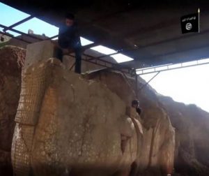 Momento de la destrucción de uno de los toros alados asirios. / Estado islámico