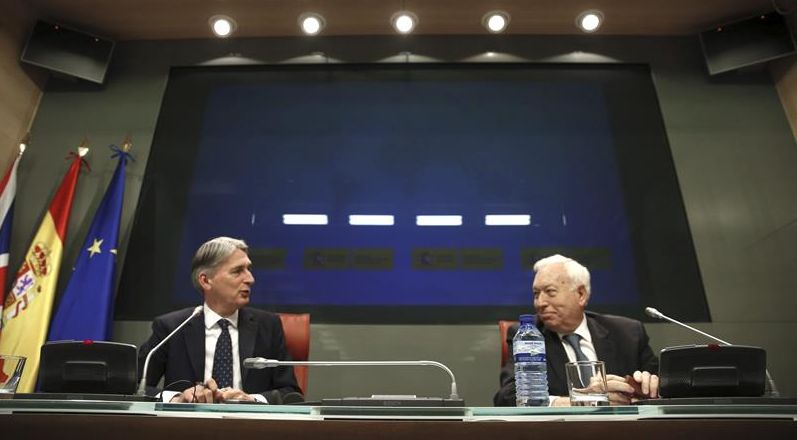 El ministro de Asuntos Exteriores y Cooperación, José Manuel García-Margallo a la derecha, y su homólogo británico, Philip Hammond durante la rueda de prensa conjunta, tras el encuentro que mantuvieron este jueves en el Palacio de Viana, / Javier Lizón