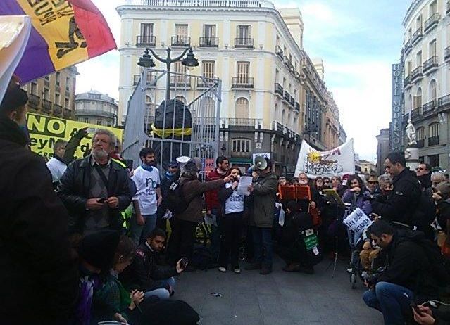 Al término de la manifestación, en la Puerta del Sol, se dio lectura a un manifiesto. / @nosomosdelito
