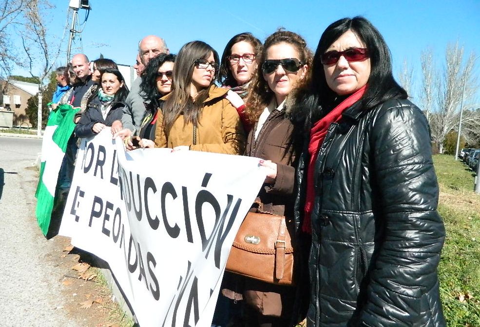 Alcaldes y alcaldesas de varios pueblos de Jaén durante su concentración frente las puetas de la Mocloa. / L. Díez