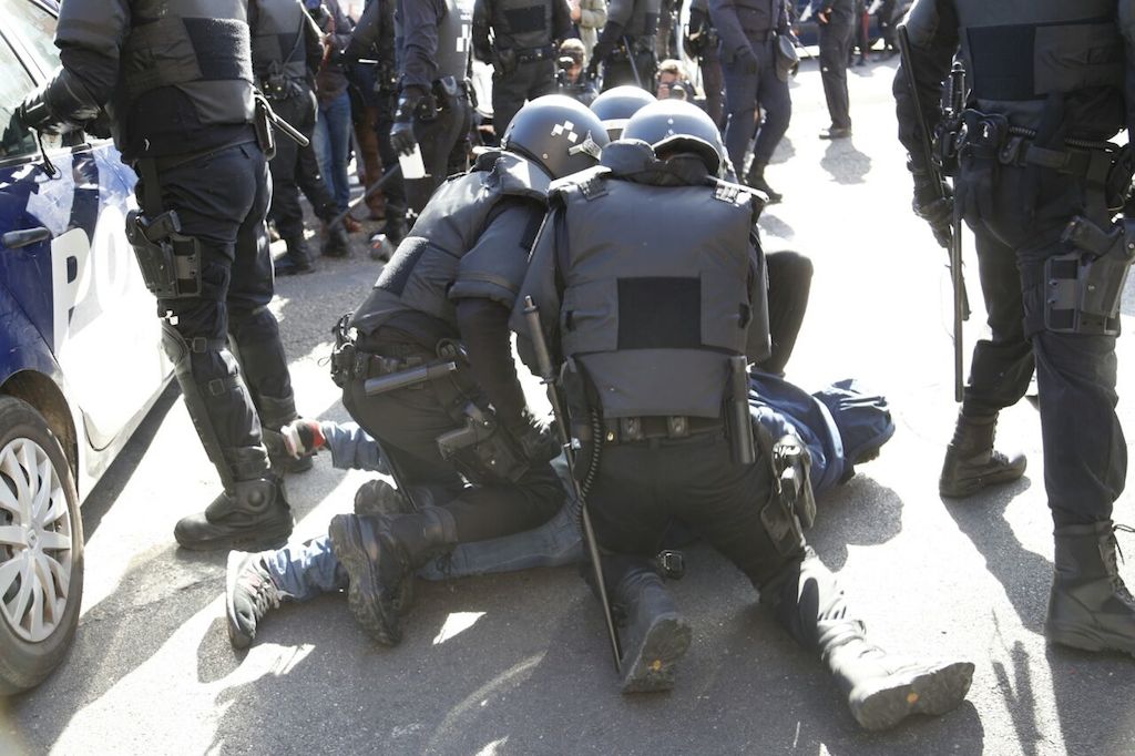 policía_reduce_activista