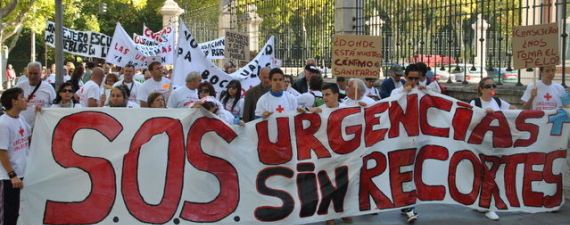 Imagen de archivo de una protesta contra el cierre de los servicios nocturnos de Urgencias. / Efe