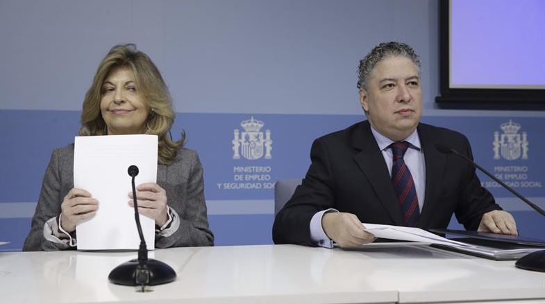 Los secretarios de Estado de Empleo, Tomás Burgos, y de Seguridad Social, Engracia Hidalgo, durante la presentación de los datos de paro registrado y de afiliación a la Seguridad Social correspondientes a enero de 2015. /Zipì (Efe)