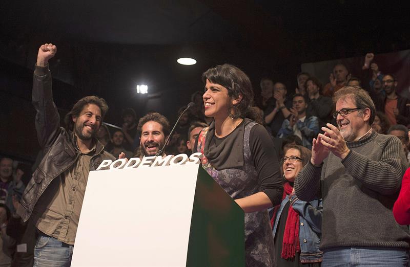 La candidata de Podemos a la Presidencia de la Junta, Teresa Rodríguez, ayer noche, durante su comparecencia para hacer balance de los resultados obtenidos. / Rafa Alcaide (Efe)