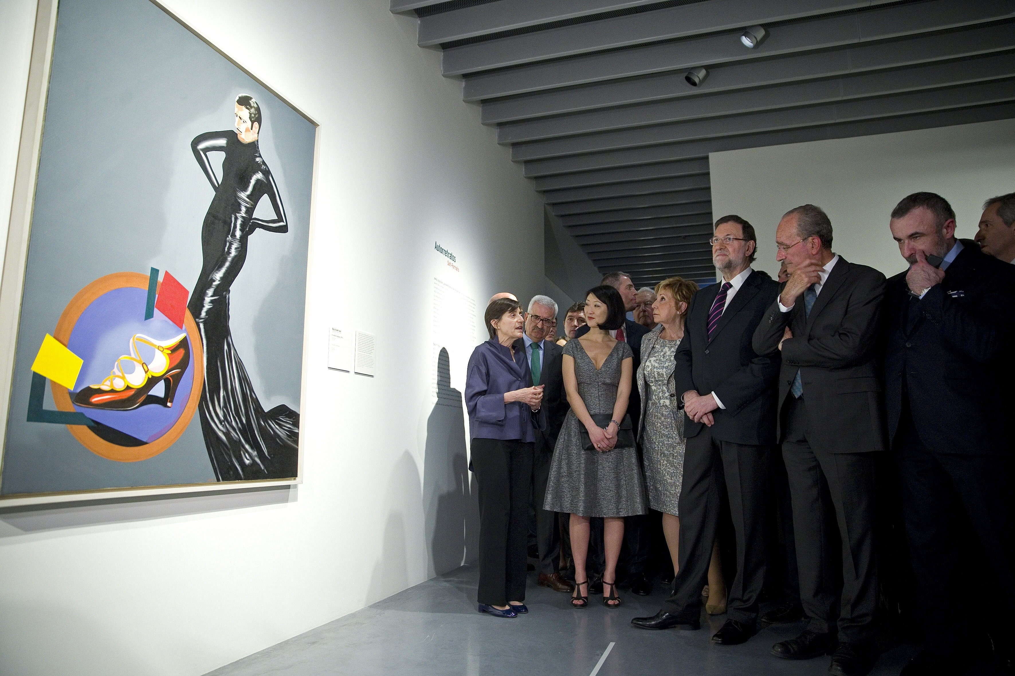 El presidente del Gobierno, Mariano Rajoy, acompañado por la ministra francesa de Cultura, Fleur Pellerin (2i), el presidente del Pompidou Alain Seban (d), y el alcalde de Málaga, Francisco de la Torre (2d), entre otras autoridades observan la obra de Eduardo Arroyo, "El caballero español" 1970, en la inauguración del Centre Pompidou Málaga. / Jorge Zapata (Efe)