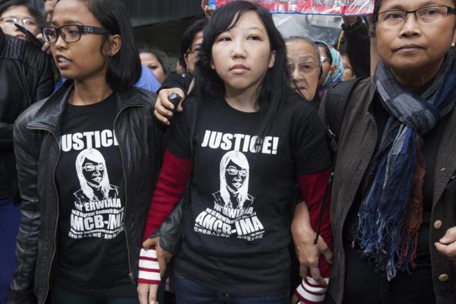 La empleada doméstica indonesia Erwiana Sulistyaningsih, a las puertas del tribunal en Hong Kong. / Efe