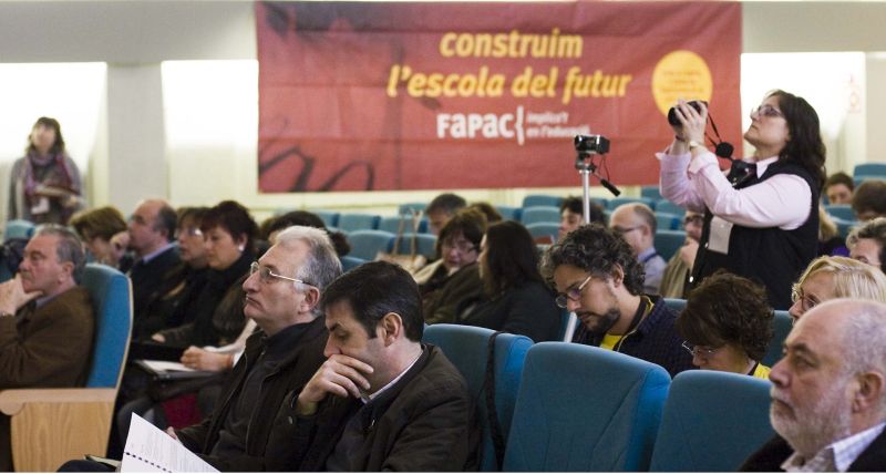 Momento de la Asamblea General, celebrada el 24 de marzo de 2012 en Gerona, donde se denunció públicamente el agravio de la anulación de la Iniciativa Legislativa Popular “Per la igualtat d'oportunitats en el sistema educatiu català” por parte del Parlamento de Cataluña. / fapac.cat
