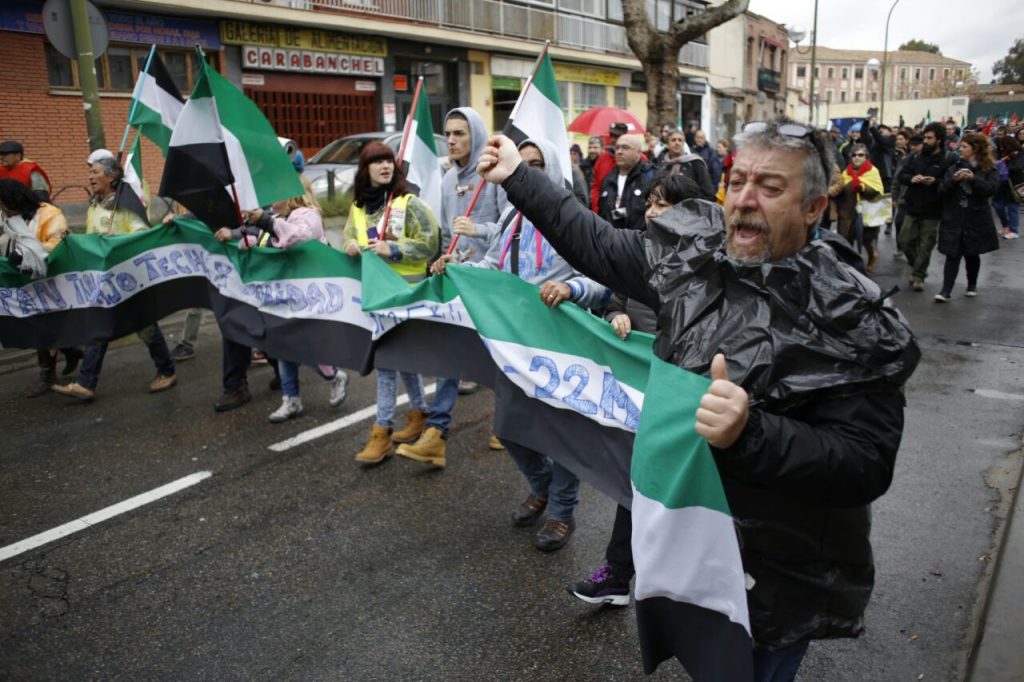 Bandera de Extremadura en la columna suroeste. / Javier Díez