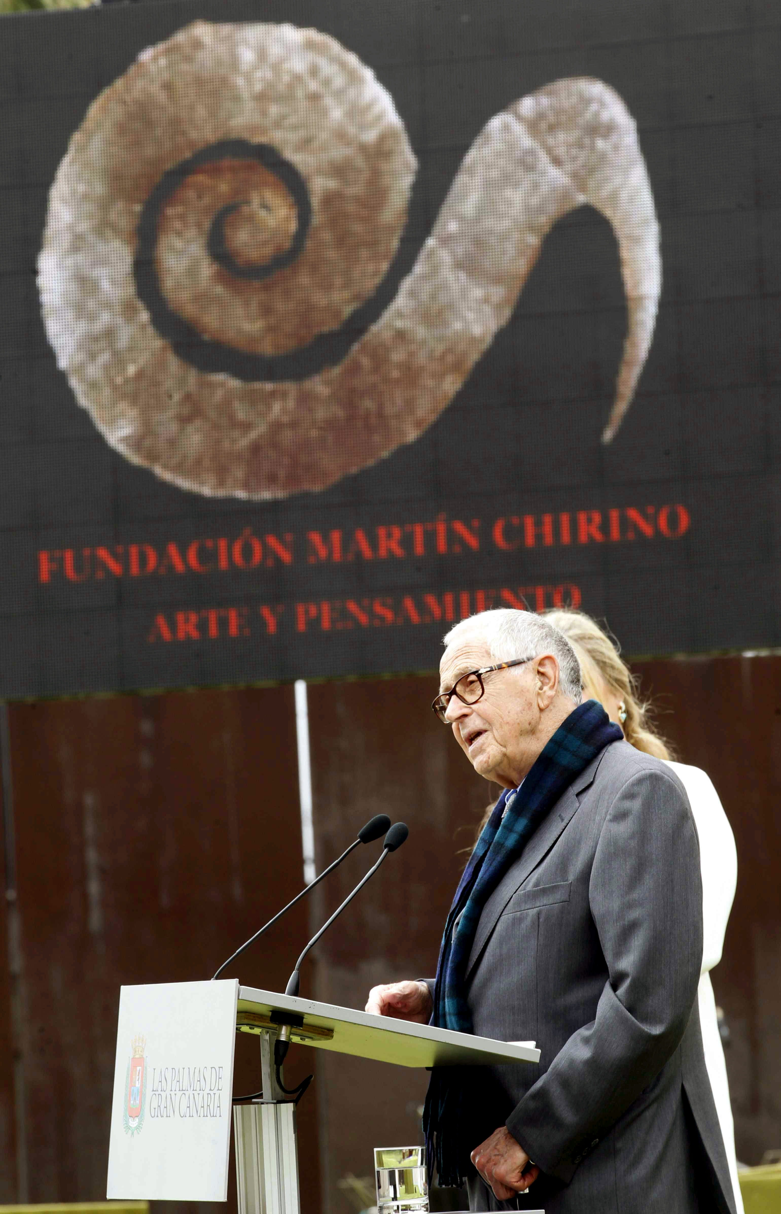 El artista Martín Chirino, durante su intervención en la inauguración de la fundación que lleva su nombre en el Castillo de La Luz en Las Palmas de Gran Canaria. / Elvira Urquijo A. (Efe)