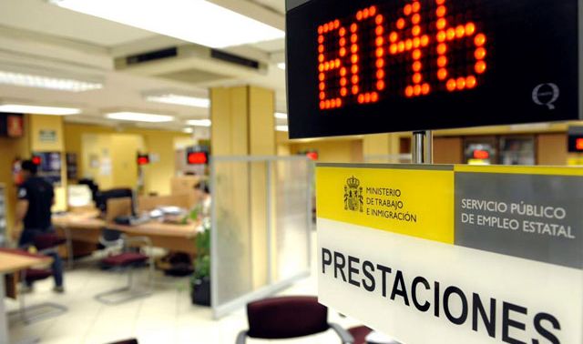 Imagen del interior de una oficina de empleo en Madrid. / Efe