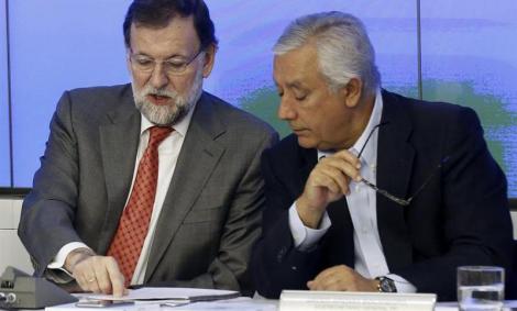 Mariano Rajoy y Javier, durante la reunión que mantuvo la dirección del PP para analizar los resultados de las elecciones andaluzas. / Efe