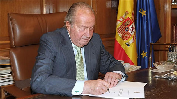 El rey padre Juan Carlos I en su despacho./ Efe