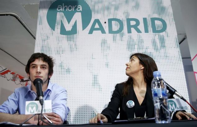 Los portavoces de Ahora Madrid Julio Martínez Cava y Pepa López durante la presentación este viernes de la candidatura de convergencia para el Ayuntamiento de la capital. / Chema Moya (Efe)