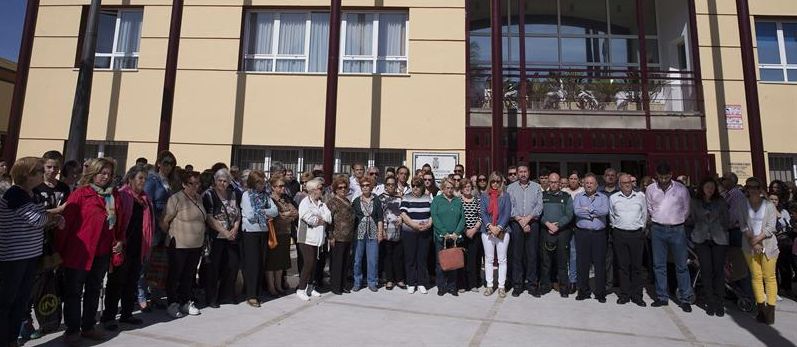 Imagen del minuto de silencio que se guardó ayer frente al Ayuntamiento de Alhaurín de la Torre tras el último asesinato machista registrado en el municipio malagueño. / Jorge Zapata (Efe)