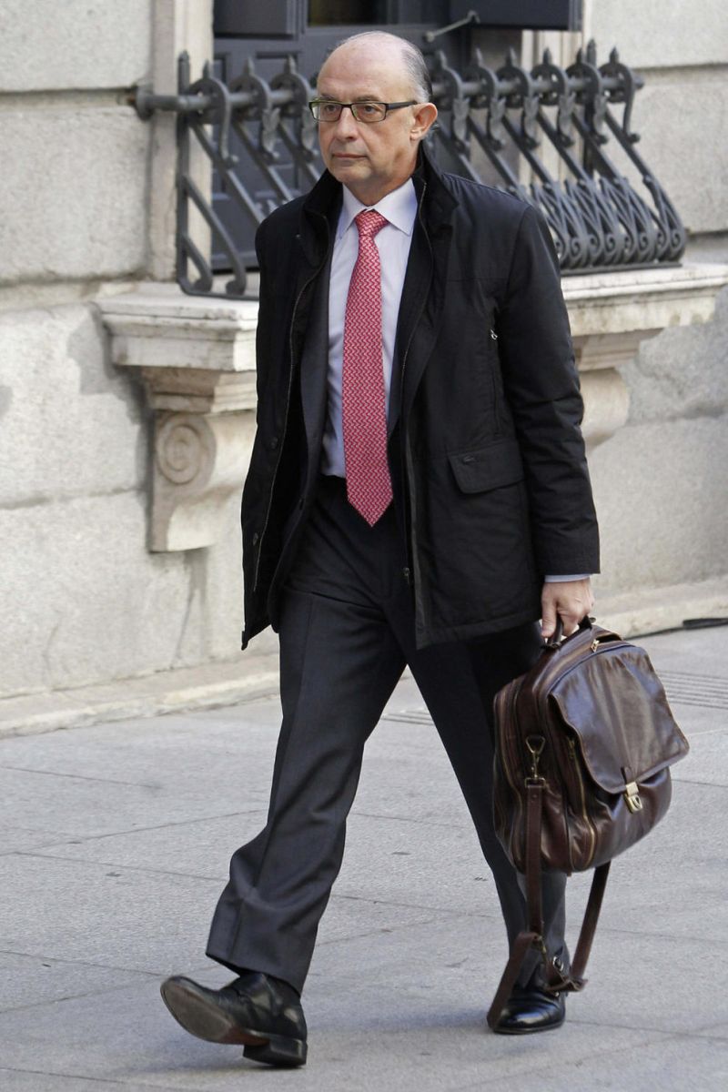 Imagen de archivo del ministro de Hacienda, Cristóbal Montoro, llegando al Congreso. / Efe