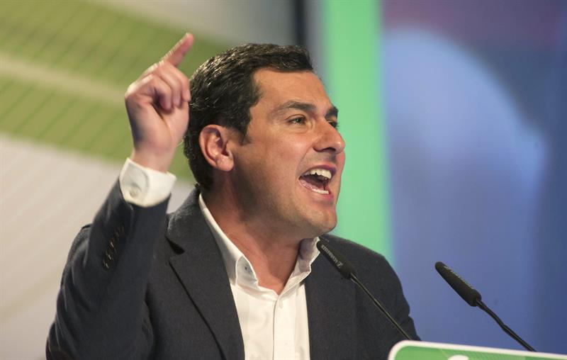 El candidato popular a la presidencia de la Junta de Andalucía, Juanma Moreno, durante la clausura de un mitin de la campaña electoral andaluza del PP hoy en la capital granadina. / Miguel Ángel Molina (Efe)